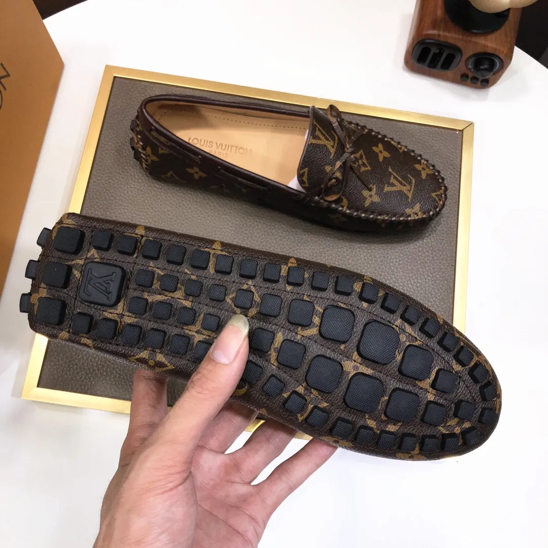 Men's men's shoes 💰420💰 [LV Doudou shoes] (water-dyed cowhide lining) new model is on the market, available on the official website. The new Doudou shoes are processed into single-color materials, and the uppers are made of imported special materials. The body of the shoe is fully hemmed with mark thread, and is lined with imported original cowhide leather. The elegant shoe shape is super suitable for all-matching, and the size is 38-44.